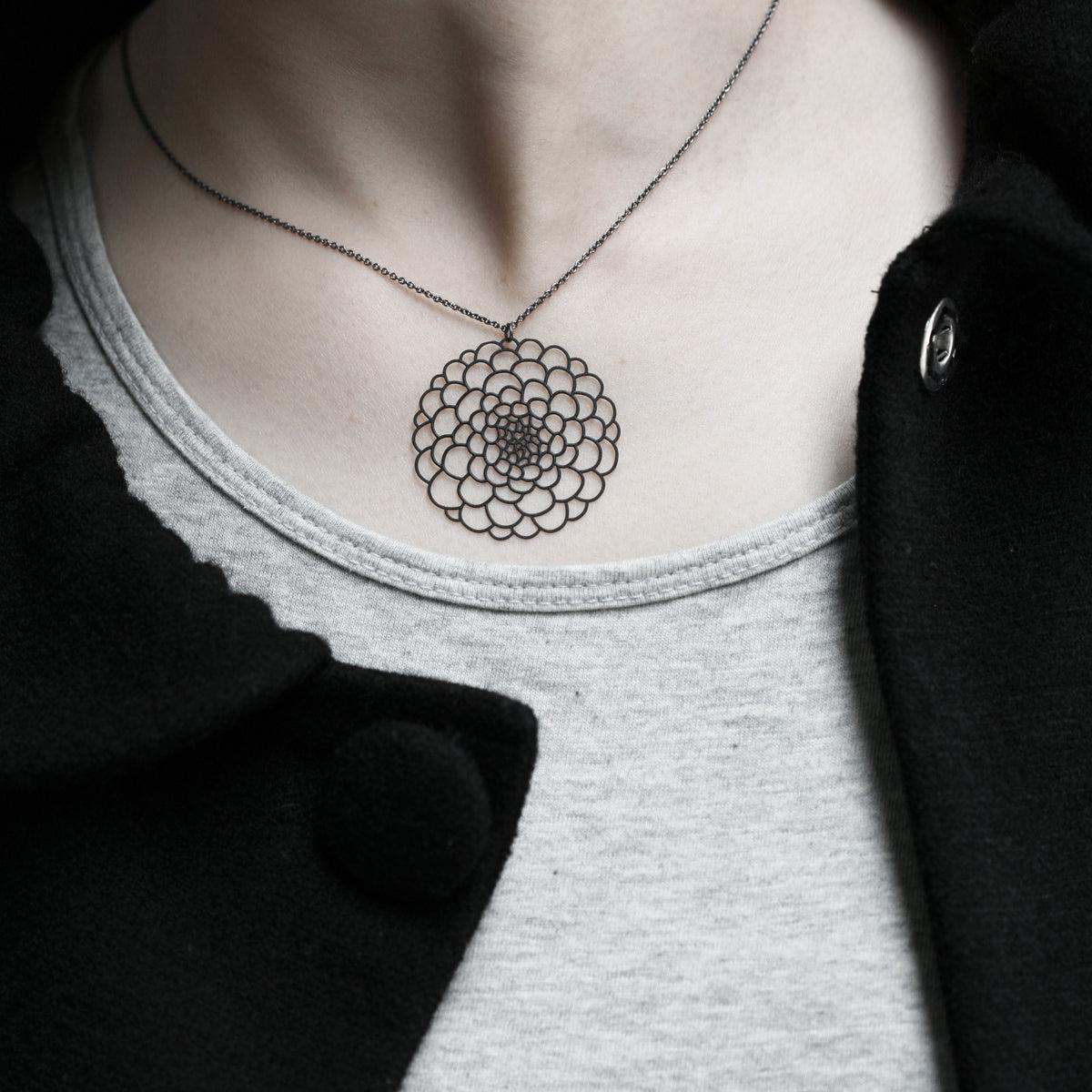 DAHLIA PENDANT SMALL BLACK WITH CHAIN