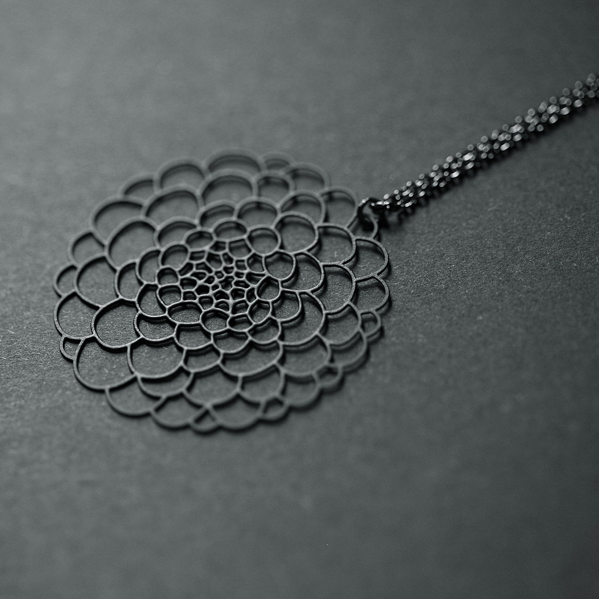 DAHLIA PENDANT SMALL BLACK WITH CHAIN