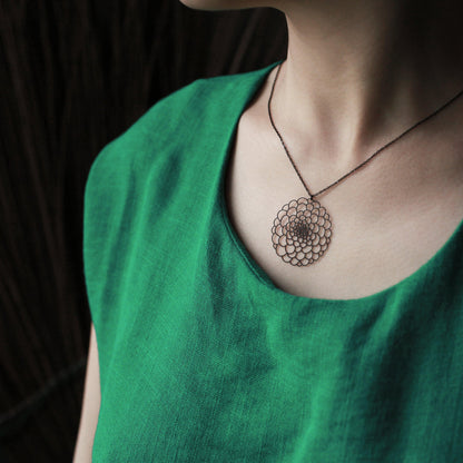 DAHLIA PENDANT SMALL BLACK WITH CHAIN