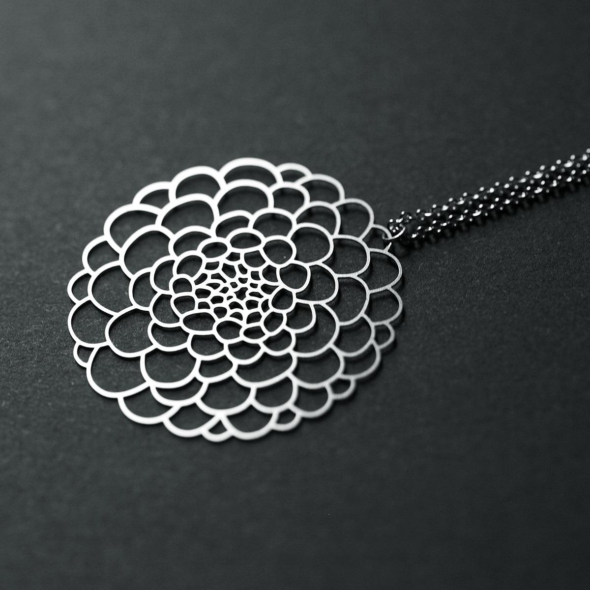 DAHLIA PENDANT SMALL SILVER WITH CHAIN