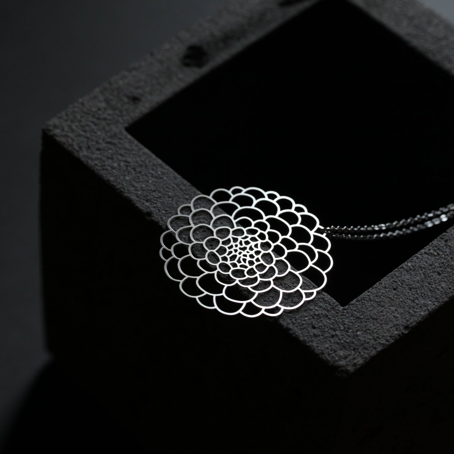 DAHLIA PENDANT SMALL SILVER WITH CHAIN