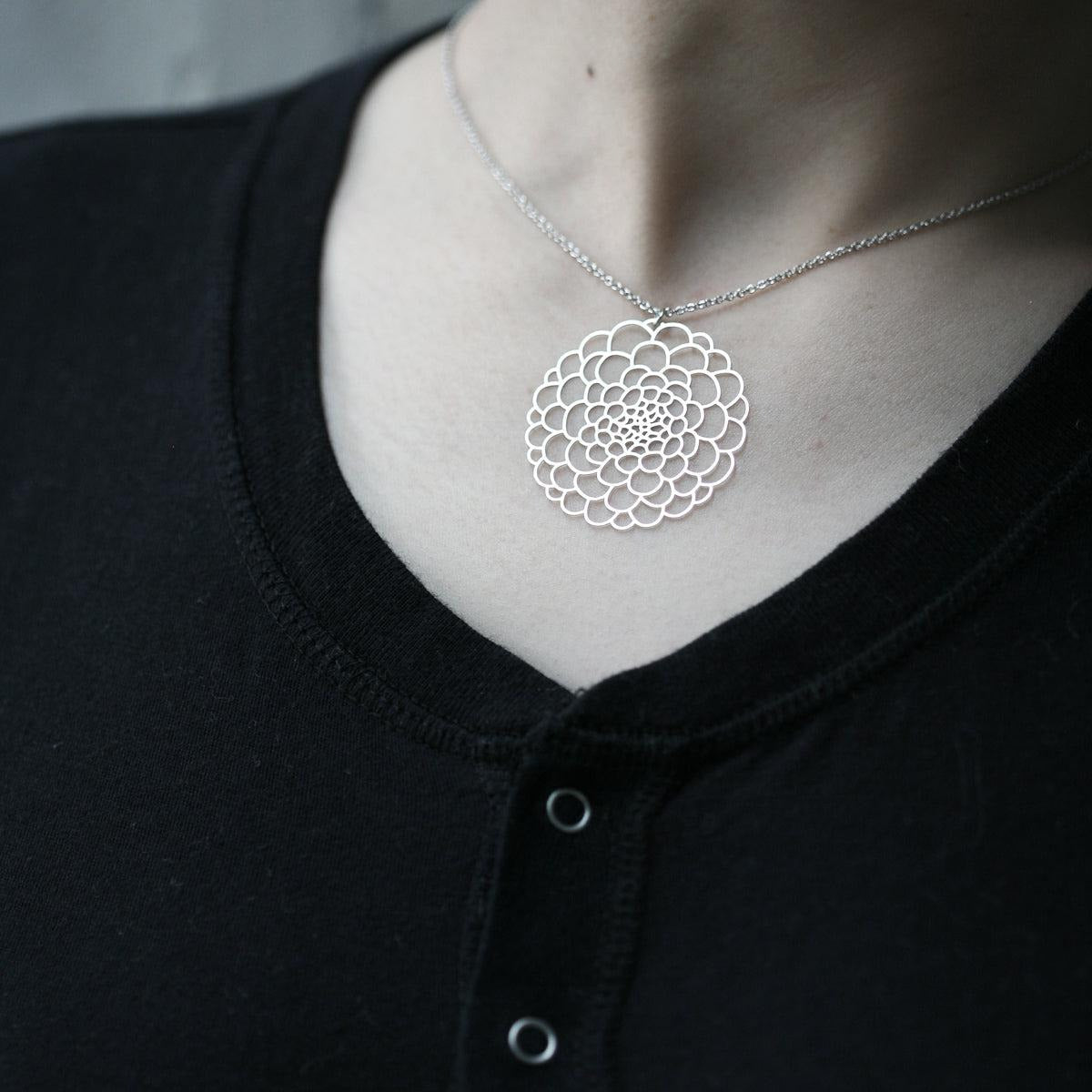 DAHLIA PENDANT SMALL SILVER WITH CHAIN