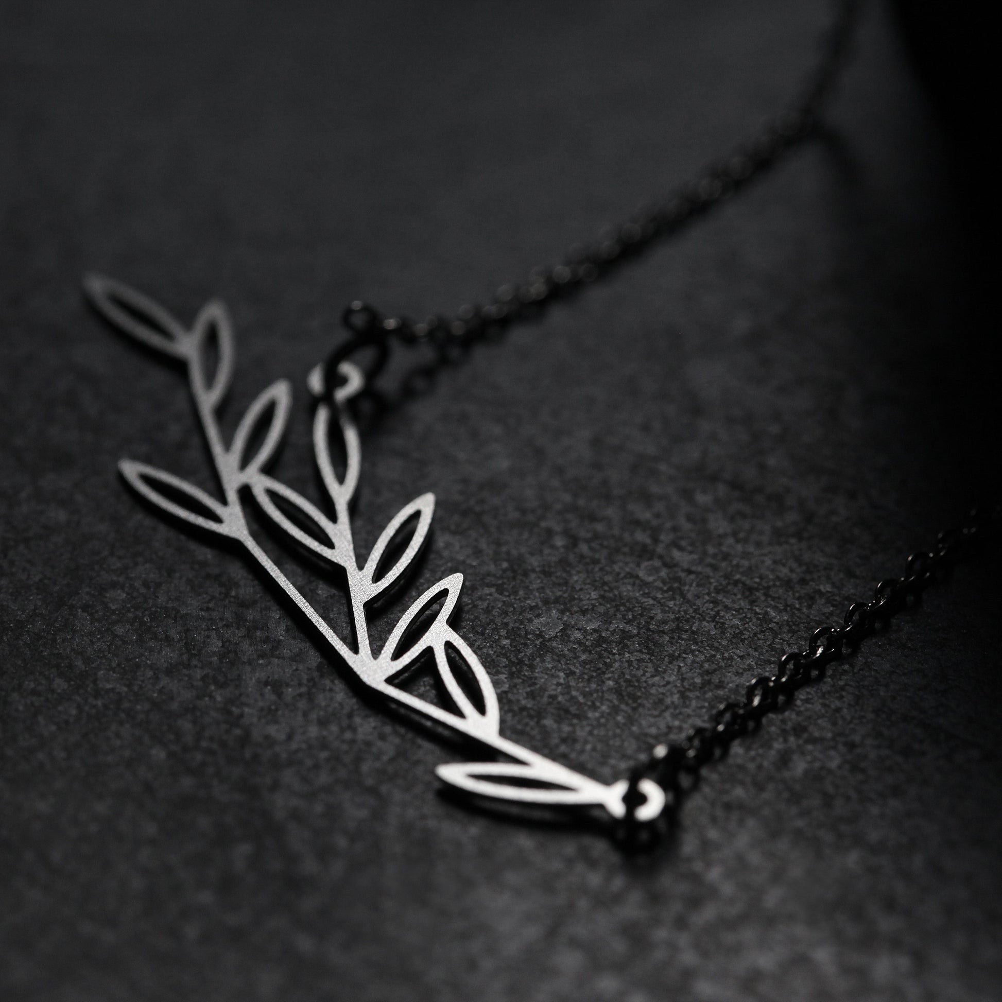 LEAFY PENDANT SMALL SILVER WITH CHAIN